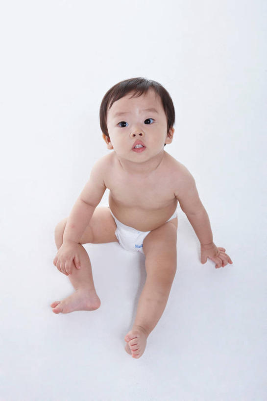 东方人,婴儿,儿童,一个人,坐,竖图,俯视,室内,白天,白色背景,纯洁,亚洲,仅一个人,注视,黄种人,光脚,裸露,尿布,纸尿裤,尿不湿,小孩,观察,看,赤脚,可爱,摄影,活泼,影棚,观看,察看,纸尿布,关注,宝宝,裸,纯真,烂漫,无邪,纸尿片,伶俐,天真,亚洲人,孩子,抬头,仰头,坐着,彩图,高角度拍摄,全身,影棚拍摄,拍摄
