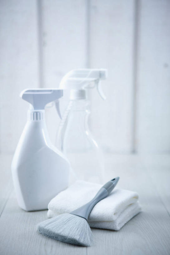 无人,竖图,俯视,室内,特写,白天,桌面,桌子,静物,纺织品,阴影,朦胧,模糊,反射,木制,布,影子,木桌,织物,抹布,木制品,瓶子,塑料制品,塑料瓶,喷雾瓶,彩图,高角度拍摄,喷瓶,木桌子