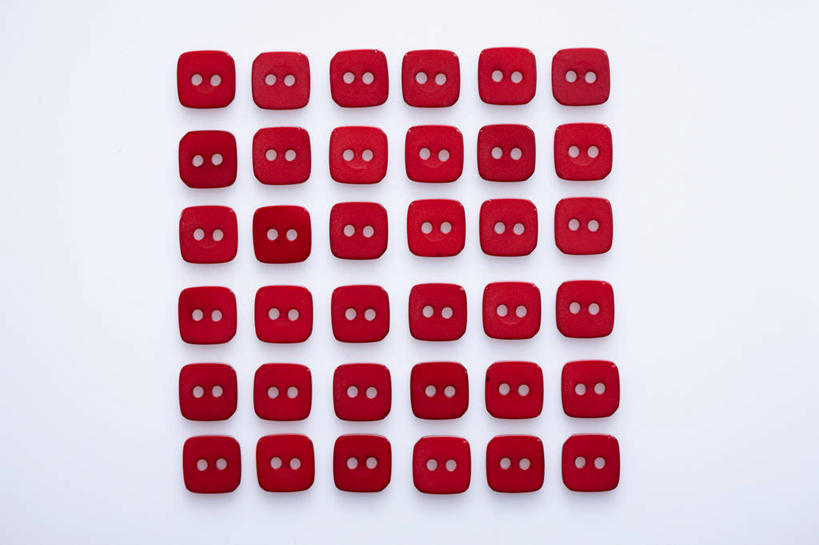 无人,横图,俯视,室内,特写,白天,白色背景,静物,一排,许多,整齐,并列,并排,很多,纽扣,排列,红色,摄影,影棚,钮扣,队列,平行,彩图,高角度拍摄,影棚拍摄,拍摄