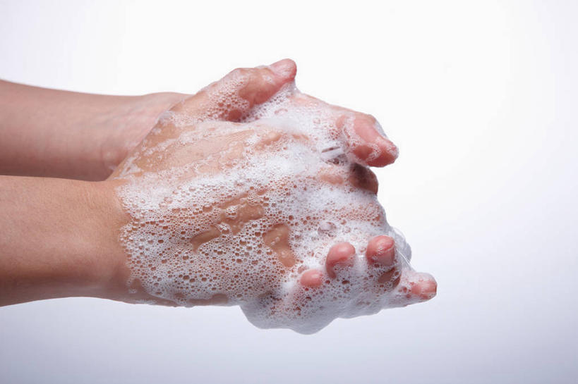 东方人,手,一个人,横图,室内,特写,白天,白色背景,正面,亚洲,双手,仅一个男性,仅一个人,阴影,反射,泡沫,影子,黄种人,仅一个年轻男性,手部,摄影,影棚,荡涤,洗濯,男人,男性,年轻男性,亚洲人,清洗,半身,彩图,影棚拍摄,拍摄