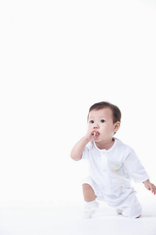 东方人,婴儿,儿童,一个人,竖图,室内,白天,白色背景,正面,婴儿服装,纯洁,亚洲,仅一个人,阴影,反射,影子,注视,黄种人,小孩,观察,看,可爱,摄影,活泼,影棚,观看,察看,关注,宝宝,吸吮,纯真,烂漫,无邪,伶俐,天真,亚洲人,孩子,半身,彩图,影棚拍摄,婴儿服,拍摄