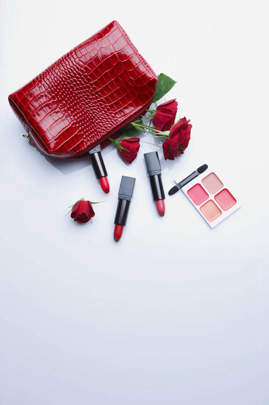 无人,竖图,俯视,室内,特写,白天,白色背景,爱情,化妆,美容,幸福,纯洁,热情,桌面,桌子,玫瑰,四朵,护肤,阴影,盛开,反射,包,影子,玫瑰花,浪漫,花蕾,花,花瓣,花朵,鲜花,三个,一个,粉色,红色,白色,彩妆,唇膏,化妆品,化妆刷,刷子,口红,花苞,花蕊,保养,享受,休闲,温暖,温馨,眼影,恩爱,放松,保健,摄影,影棚,单个,化妆包,眼影刷,调色盘,和睦,美容工具,调色板,化妆用品,感动,养颜,彩妆刷,化妆工具,尊敬,提包,唇棒,天真,刺玫花,徘徊花,彩图,高角度拍摄,影棚拍摄,拍摄,眼影调色盘,融洽