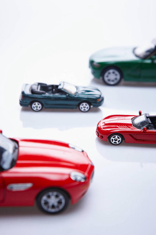 无人,竖图,俯视,室内,特写,白天,白色背景,桌面,桌子,汽车,静物,阴影,朦胧,模糊,反射,影子,跑车,车,红色,绿色,白色,模型,交通工具,摄影,影棚,载具,敞篷跑车,四辆,彩图,高角度拍摄,影棚拍摄,拍摄