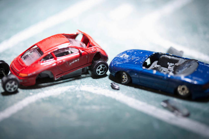 无人,横图,俯视,室内,特写,白天,游戏,静物,玩具,破碎,玩,娱乐,车,红色,蓝色,交通工具,休闲,益智,摄影,影棚,活动,碎裂,破裂,发泄,消遣,智力,载具,分裂,宣泄,玩具车,玩耍,嬉戏,彩图,高角度拍摄,影棚拍摄,拍摄