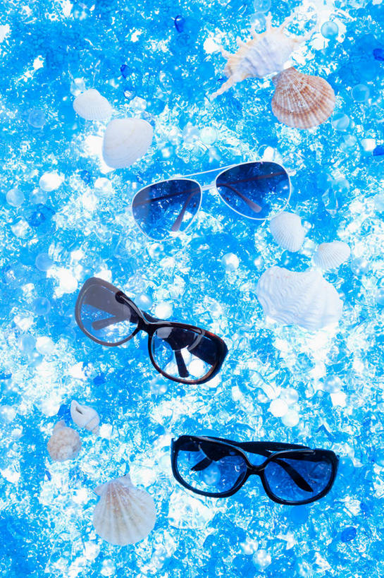 无人,竖图,俯视,室内,特写,白天,贝壳,一堆,堆叠,堆积,墨镜,眼镜,冰,冰块,冷冻,蓝色,太阳镜,太阳眼镜,遮阳镜,寒冷,摄影,影棚,冷藏,堆,冰冷,保鲜,三副,贝类外壳,海螺壳,软体动物外壳,彩图,高角度拍摄,影棚拍摄,拍摄