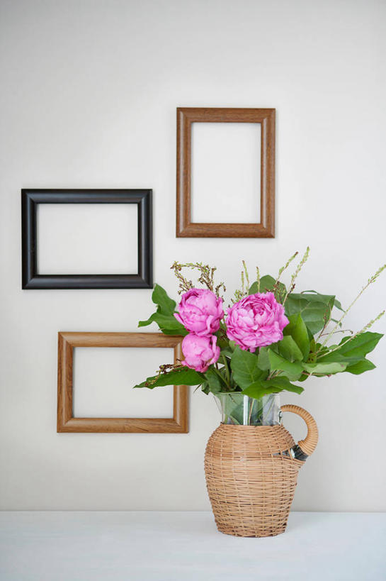 无人,竖图,室内,特写,白天,正面,爱情,幸福,纯洁,热情,玫瑰,花瓶,相框,阴影,灰色背景,反射,影子,陶瓷,玫瑰花,陶瓷制品,浪漫,红色,瓶子,温暖,温馨,恩爱,摄影,红玫瑰,影棚,和睦,感动,尊敬,天真,刺玫花,徘徊花,彩图,影棚拍摄,拍摄,融洽