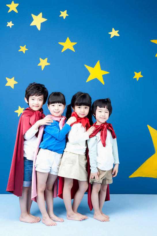 东方人,儿童,四个人,伙伴,朋友,站,笑,微笑,露齿笑,竖图,室内,白天,侧面,友谊,纯洁,亚洲,一排,服装,整齐,星星,扭头,注视,休闲装,黄种人,光脚,排列,小孩,衣服,黄色,观察,看,站着,转头,休闲,星形,同学,赤脚,休闲服,披风,可爱,童年,童趣,模仿,服饰,观看,正义,察看,模拟,校友,队列,关注,超人,五角形,童真,烂漫,无邪,同窗,学友,超级英雄,英雄,超能力,公理,仿照,天真,友情,男孩,男人,男性,女孩,女人,女性,亚洲人,五角星,站立,彩图,全身,男生,女生