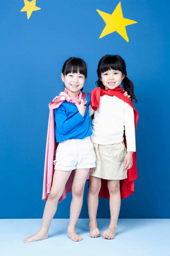 东方人,儿童,两个人,伙伴,朋友,站,笑,微笑,露齿笑,竖图,室内,白天,正面,友谊,纯洁,亚洲,服装,星星,注视,休闲装,黄种人,光脚,小孩,衣服,黄色,观察,看,站着,休闲,星形,同学,赤脚,休闲服,披风,可爱,童年,童趣,搭,模仿,服饰,观看,正义,察看,模拟,校友,搭着,关注,超人,五角形,童真,烂漫,无邪,同窗,学友,超级英雄,英雄,超能力,公理,仿照,天真,友情,女孩,女人,女性,亚洲人,五角星,站立,彩图,全身,女生