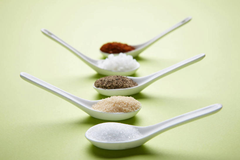 无人,横图,室内,特写,白天,正面,一堆,许多,绿色背景,阴影,堆叠,堆积,反射,滤器,影子,勺子,调味,香料,佐料,很多,摄影,影棚,五把,堆,配料,漏勺,作料,彩图,影棚拍摄,拍摄