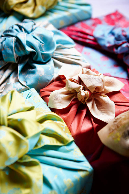 无人,竖图,俯视,彩色,室内,特写,白天,静物,阴影,花纹,朦胧,模糊,装饰,反射,布,图案,影子,食盒,布纹,盒子,容器,储藏,五颜六色,华丽,修饰,布匹,色彩斑斓,点缀,储存,五彩缤纷,衬托,美观,雅致,雅观,五彩斑斓,五光十色,彩图,高角度拍摄,贮存