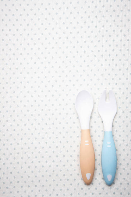 无人,竖图,俯视,室内,特写,白天,餐桌,桌子,静物,布料,勺子,布纹,桌布,两个,餐巾,调羹,台布,汤匙,摄影,影棚,餐台,餐桌布,彩图,高角度拍摄,影棚拍摄,拍摄