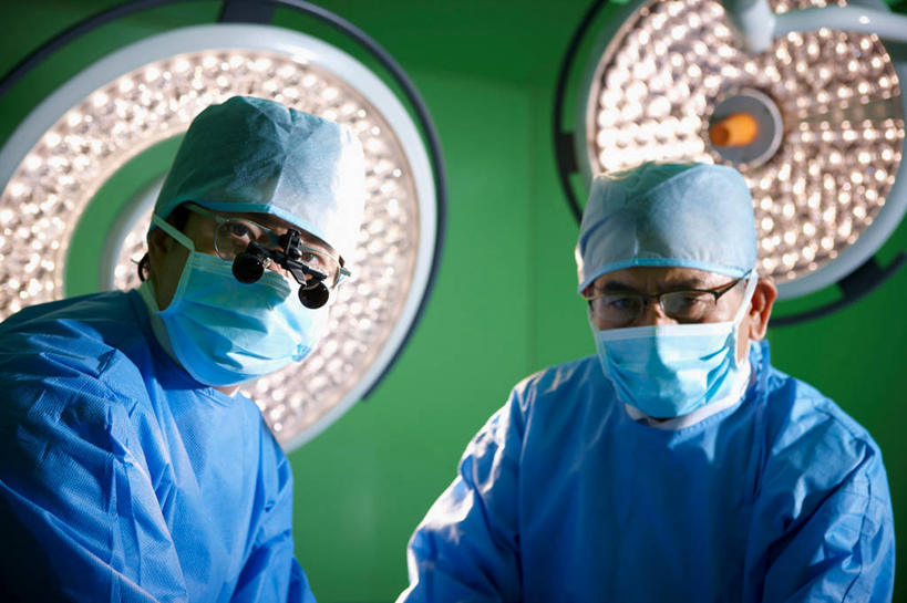 东方人,两个人,伙伴,朋友,医生,医院,站,横图,室内,白天,仰视,工作服,制服,友谊,合作,团队,仪器,帽子,照明,亚洲,检查,反射,分离,分析,科学,放大镜,灯光,过滤,分开,注视,黄种人,灯,口罩,灯具,低头,观察,看,站着,医护人员,医疗人员,隔断,清晰,探索,战略,遮掩,放大,观看,隔离,仔细,照亮,透镜,察看,手术,卫生,手术室,掩盖,凸透镜,遮挡,聚焦,照明设备,关注,净化,间隔,防护服,预防,隔离服,无菌服,遮盖,无影灯,防尘,医疗机构,SL手术放大镜,医生帽,光学,清楚,联合,合谋,掩饰,断绝,隔开,屏蔽,屏绝,远离,中断,阻遏,阻隔,垂头,工作制服,手术放大镜,配合,协作,男人,男性,中年男性,亚洲人,大夫,站立,半身,彩图,低角度拍摄,工作套服,病院,诊所,防静电工装,隔工作服,洁净工装,洁净工作服,净化服,无尘工作服,无尘衣