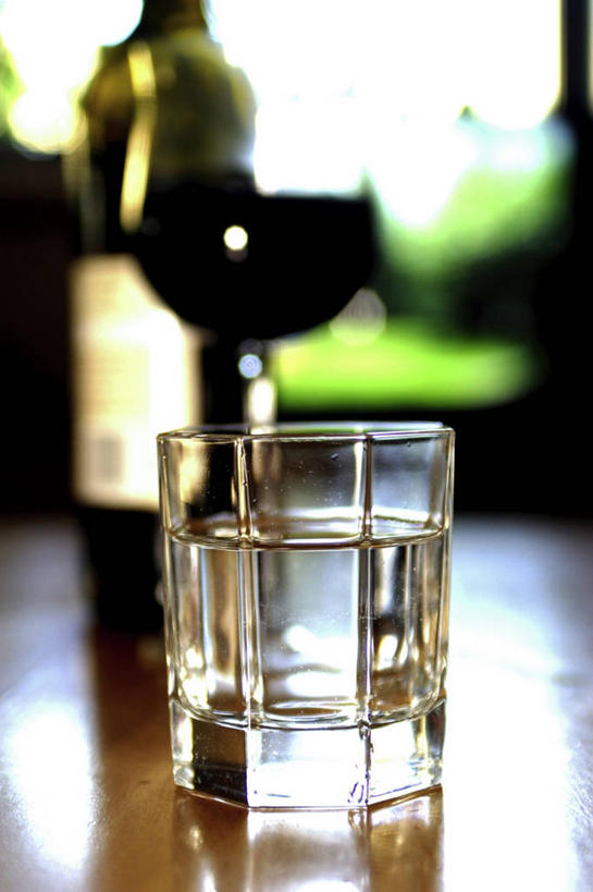 红酒,葡萄酒,无人,酒吧,竖图,室内,特写,白天,正面,吧台,餐桌,桌子,杯子,阴影,朦胧,模糊,反射,高脚杯,影子,红酒杯,酒类,红酒瓶,玻璃制品,酒,酒瓶,饮料,玻璃瓶,酒杯,瓶子,水杯,服务台,红葡萄酒,餐台,葡萄酒杯,葡萄酒瓶,玻璃杯,彩图,酒吧间,酒馆,酒吧台