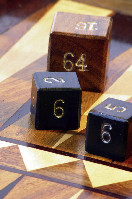 无人,竖图,俯视,室内,特写,白天,游戏,快乐,赌博,贪欲,比赛,竞争,静物,标志,数字,骰子,图形,文字,字符,几何,立方体,正方体,玩,娱乐,标识,刺激,休闲,棋盘,阿拉伯数字,活动,发泄,数学,消遣,智力,双陆棋,色子,投机,侥幸,欲望,投子,宣泄,双陆,玩耍,嬉戏,彩图,高角度拍摄,几何图形,立体几何,立体图形,正六面体,胜负,输赢