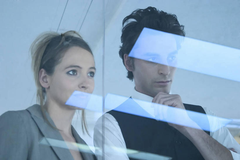 西方人,两个人,同事,商务人士,商务男性,商务女性,站,横图,室内,白天,正面,衬衫,成功,合作,团队,集体,信心,窗户,欧洲,欧洲人,撑,阴影,套装,反射,影子,托腮,注视,队伍,玻璃窗,观察,看,托,站着,观看,察看,领导,成就,关注,托下巴,商务装,合伙,领袖,工薪阶层,单手托腮,男人,男性,女人,女性,中年男性,中年女性,白种人,白领,上班族,站立,半身,彩图,衬衣