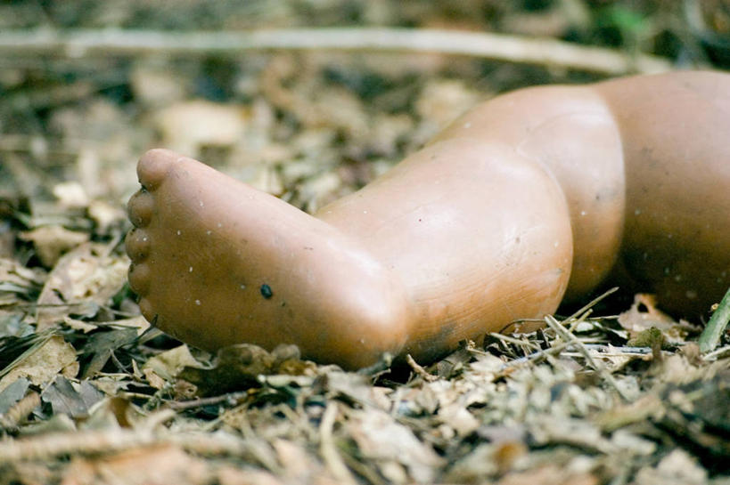 腿部,脚,脚趾,脚趾甲,腿,无人,横图,室外,特写,白天,正面,游戏,玩具,叶子,朦胧,模糊,娃娃,枯叶,落叶,玩,光脚,娱乐,休闲,赤脚,益智,活动,发泄,消遣,智力,宣泄,脚指甲,叶,叶片,玩耍,嬉戏,彩图