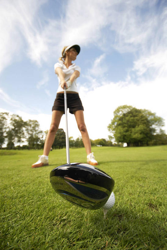 西方人,一个人,站,竖图,室外,白天,仰视,运动服,锻炼,旅游,度假,运动,草地,草坪,美景,植物,帽子,欧洲,欧洲人,仅一个年轻女性,仅一个女性,仅一个人,握,阴影,服装,光线,高尔夫,高尔夫球,影子,景观,云,云朵,球场,拿,云彩,拿着,扭头,注视,娱乐,运动帽,高尔夫球场,草,树,树木,衣服,蓝色,绿色,白云,蓝天,天空,阳光,自然,天,观察,看,站着,转头,享受,休闲,鸭舌帽,景色,放松,握着,服饰,生长,晴朗,成长,观看,察看,高尔夫球杆,衣着,穿着,关注,自然风光,室外运动,绿茵场,户外运动,高尔夫运动,高尔夫球具,衣饰,高尔夫球运动,年轻女性,女人,女性,白种人,晴空,站立,彩图,低角度拍摄,全身,健身,运动装