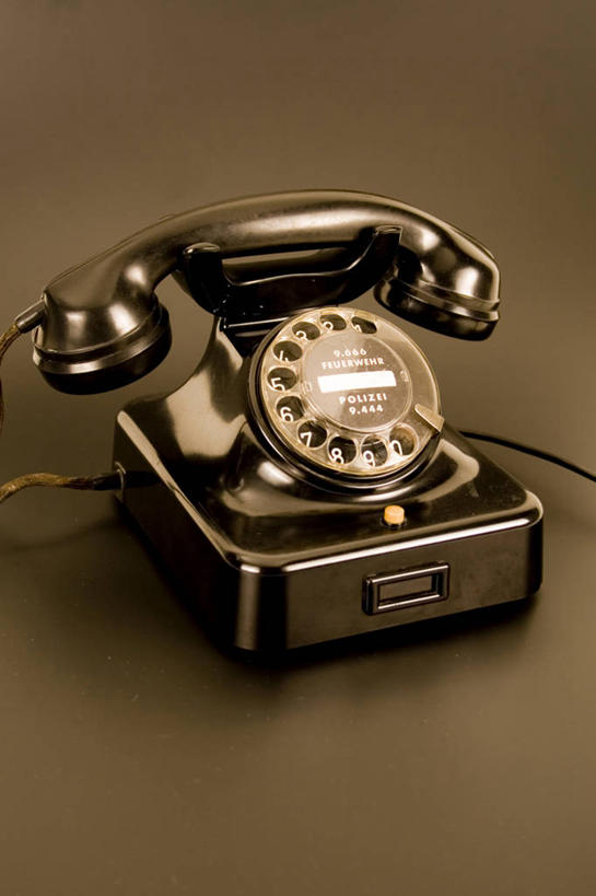 无人,打电话,竖图,俯视,室内,特写,白天,静物,电话,阴影,反射,影子,通讯设备,一个,话筒,电话线,摄影,影棚,单个,交流,老式电话,电话机,沟通,通话,彩图,高角度拍摄,影棚拍摄,拍摄,旋转号盘电话机