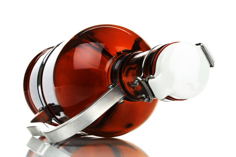 啤酒,无人,横图,室内,特写,白天,白色背景,正面,阴影,反射,影子,酒类,玻璃制品,酒,酒瓶,饮料,一个,玻璃瓶,瓶子,啤酒瓶,摄影,影棚,单个,彩图,影棚拍摄,拍摄