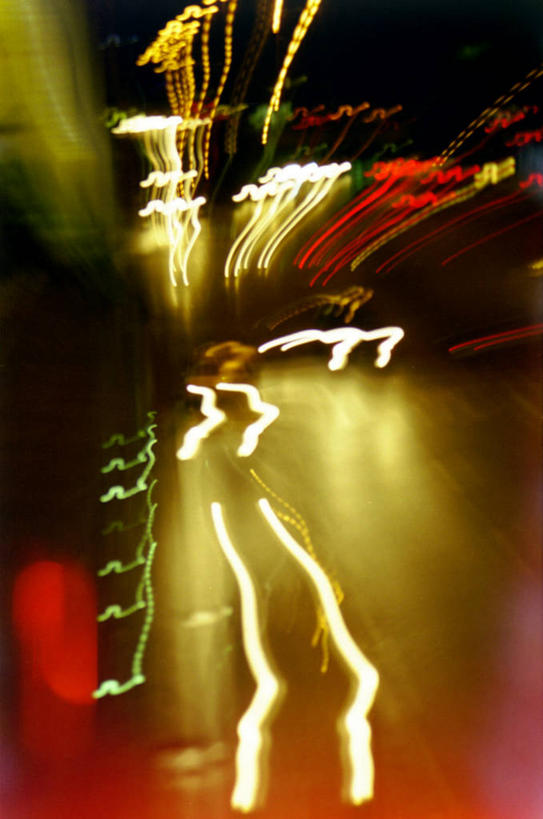 无人,竖图,室外,特写,夜晚,正面,长时间曝光,路灯,照明,阴影,朦胧,模糊,分离,光线,影子,灯光,警告,灯,警示,隔离,禁止,照亮,提醒,照明设备,提示,限制,曝光,交通标志,路锥,交通锥,危险,彩图