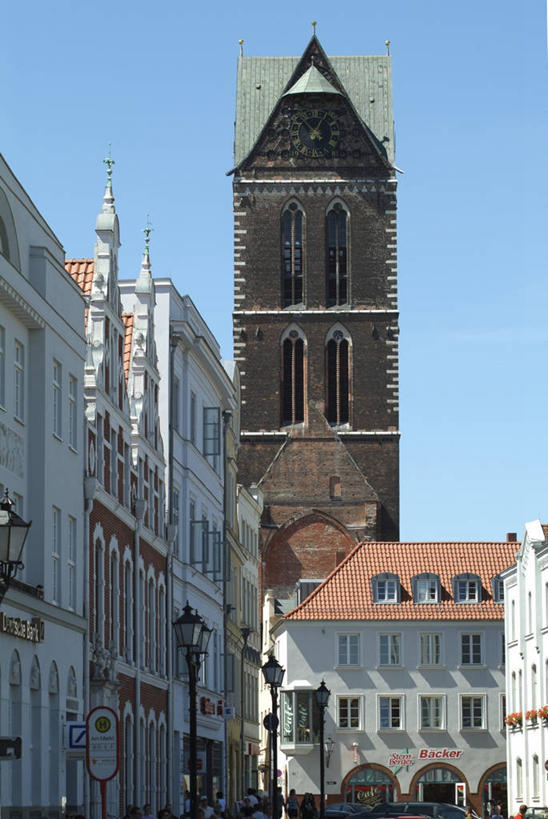 无人,家,教堂,竖图,室外,白天,仰视,旅游,度假,美景,窗户,城市风光,标志建筑,城市,地标,建筑,德国,欧洲,一排,许多,阴影,节日,整齐,并列,并排,光线,影子,房屋,墙,屋子,景观,公寓,很多,文化,娱乐,建设,洋房,楼房,玻璃窗,墙壁,墙面,住宅,排列,蓝色,蓝天,天空,阳光,天,祈祷,享受,休闲,健康,景色,放松,许愿,宗教,信仰,晴朗,纪念,祈求,基督教,西欧,队列,天主教,平行,信念,万里无云,德意志联邦共和国,梅克伦堡.前波美拉尼亚州,梅克伦堡.前波美拉尼亚,平安,晴空,晴空万里,彩图,低角度拍摄,房子,大教堂,礼拜堂,维斯马