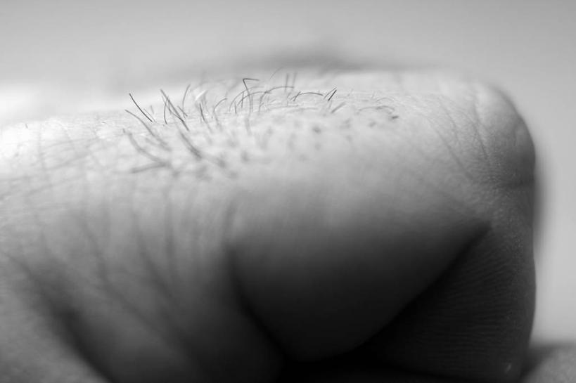 西方人,手,一个人,横图,黑白,室内,特写,白天,正面,欧洲,欧洲人,仅一个男性,仅一个人,阴影,朦胧,模糊,反射,纹路,纹理,影子,仅一个年轻男性,手部,皮肤,单手,毛发,体毛,肌理,男人,男性,年轻男性,白种人,半身