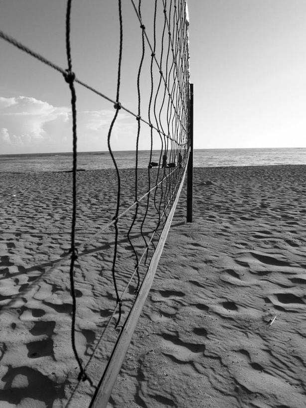 无人,竖图,黑白,室外,白天,正面,旅游,度假,海浪,海洋,美景,沙滩,阴影,光线,沙子,影子,海岸,景观,浪花,球网,沙地,娱乐,阳光,自然,海水,享受,休闲,景色,放松,自然风光,海景,排球球网,大海,风浪,海,海水的波动,海滩,近岸浪,涌浪