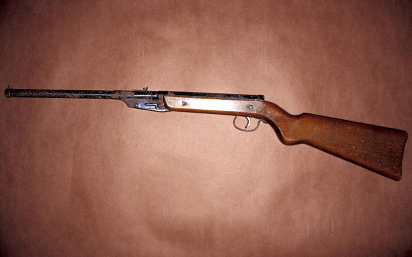 无人,横图,俯视,室内,特写,白天,竞争,静物,一把,对抗,阴影,冲突,反射,枪支,影子,破坏,武器,战争,手枪,损坏,攻击,威胁,对立,矛盾,兵器,防御,枪械,来福枪,来复枪,弹夹,敌对,挫败,斗争,抗拒,抗衡,杀伤,威慑,子弹夹,危险,彩图,高角度拍摄