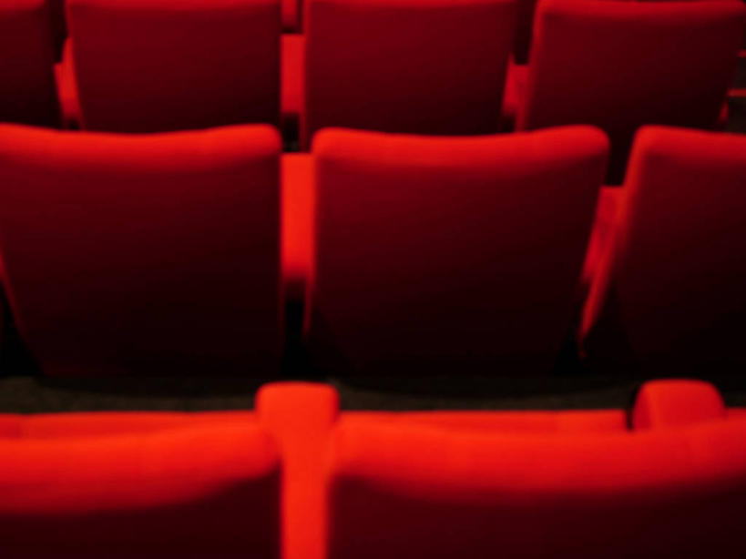 无人,横图,室内,白天,正面,兴奋,热情,电影院,剧院,静物,椅子,一排,许多,阴影,整齐,反射,影子,很多,开放,排列,红色,健康,温暖,奔放,活力,积极,激情,朝气,暖色,吉祥,生命,队列,饱满,革命,热烈,赤色,充实,斗志,喜气,主动,彩图,欢乐,剧场,戏院,影院