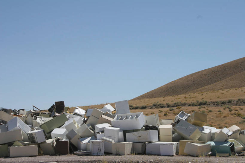 无人,横图,室外,白天,正面,植物,美国,一堆,许多,废弃,阴影,堆叠,堆积,枯萎,光线,电器,影子,冰箱,枯草,垃圾,很多,冷冻,冷柜,草,黄色,蓝色,蓝天,天空,阳光,冷藏柜,天,肮脏,晴朗,冷藏,储藏,堆,垃圾场,北美,家电,家用电器,北美洲,美洲,丢弃,邋遢,收集,万里无云,北亚美利加洲,亚美利加洲,保鲜,龌龊,污秽,晴空,晴空万里,彩图,美利坚合众国