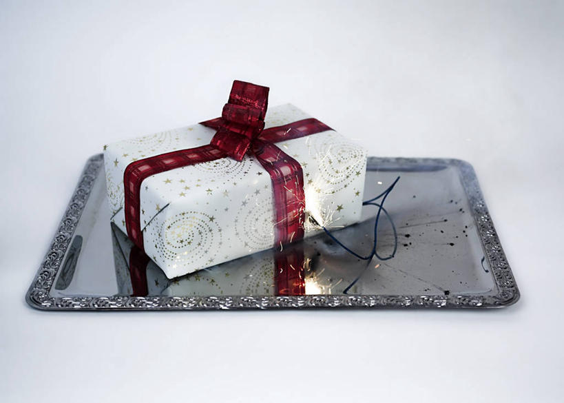 无人,横图,俯视,室内,特写,白天,白色背景,竞争,高科技,科技,静物,炸药,炸弹,礼盒,礼物,对抗,阴影,冲突,军事,反射,科学,丝绸,丝带,影子,纸盒,缎带,破坏,绸带,盒子,一个,包装盒,蝴蝶结,礼品盒,武器,战争,工业,摄影,礼品,影棚,单个,损坏,攻击,恐怖,威胁,对立,矛盾,兵器,弹药,防御,军方,军工业,国防,敌对,挫败,斗争,抗拒,抗衡,杀伤,威慑,危险,甘油炸药,彩图,高角度拍摄,影棚拍摄,拍摄