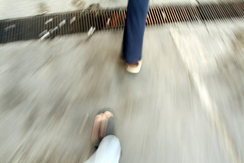 西方人,腿部,腿,两个人,走,横图,俯视,室外,白天,石头,道路,路,公路,欧洲,欧洲人,裤子,朦胧,模糊,石子,交通,牛仔裤,年轻女性,女人,女性,白种人,石块,岩石,马路,步行,散步,走路,半身,彩图,高角度拍摄