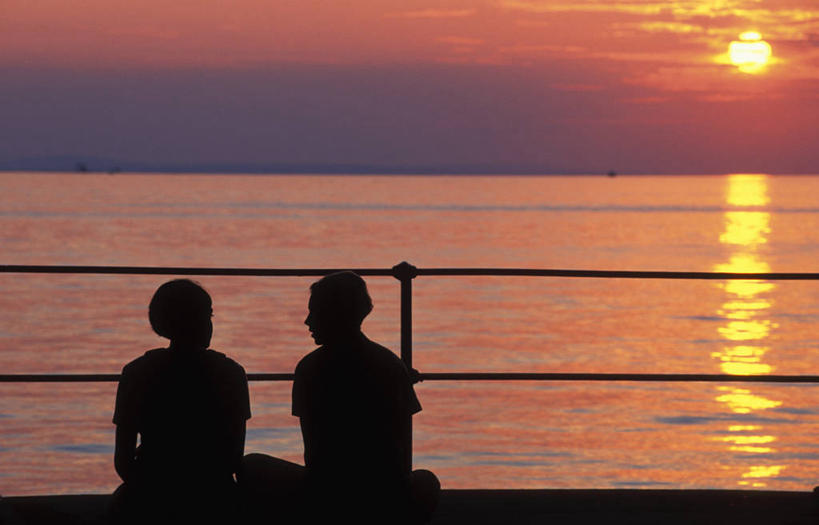 西方人,两个人,坐,说,横图,室外,白天,爱情,旅游,度假,讨论,湖,湖泊,美景,日落,水,德国,欧洲,欧洲人,服装,湖面,景观,水流,水面,水平线,晚霞,霞光,落日,辽阔,海平线,背光,浪漫,休闲装,娱乐,背面,衣服,天空,自然,黄昏,湖水,天,享受,休闲,广阔,温暖,温馨,休闲服,景色,彩霞,恩爱,放松,恋人,服饰,一望无际,和睦,西欧,自然风光,逆光,德意志联邦共和国,巴登.符腾堡,巴登.符腾堡州,巴符州,无边无际,一马平川,夕照,薄暮,博登湖,交流,男人,男性,年轻男性,年轻女性,女人,女性,白种人,情侣,夕阳,沟通,讲话,交谈,商讨,说话,谈话,坐着,彩图,全身,傍晚,康斯坦茨,伴侣,融洽,水天相接,水天一线,斜阳