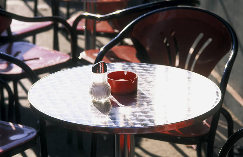 无人,横图,室外,白天,正面,餐桌,桌子,椅子,阴影,光线,影子,塑料,调料,糖,调味品,调味料,玻璃制品,阳光,玻璃瓶,瓶子,塑料制品,餐台,烟灰缸,咖啡店,咖啡屋,烟碟,烟盅,烟缸,彩图,咖啡馆