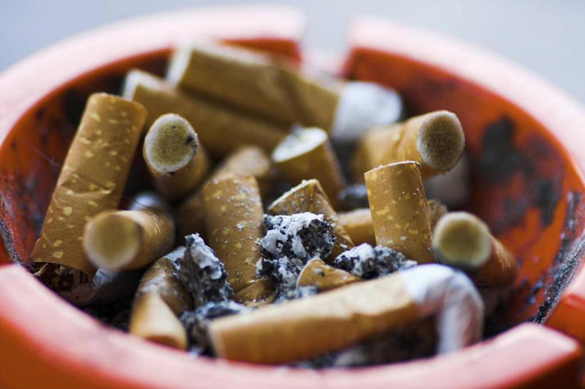 无人,横图,俯视,室内,特写,白天,香烟,一堆,许多,阴影,堆叠,堆积,灰色背景,朦胧,模糊,反射,影子,塑料,很多,一个,塑料制品,橙色,烟,摄影,影棚,单个,堆,烟灰缸,烟碟,烟盅,卷烟,烟草,纸烟,烟缸,彩图,高角度拍摄,影棚拍摄,拍摄