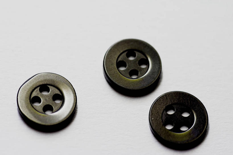 无人,横图,俯视,室内,特写,白天,静物,阴影,灰色背景,反射,影子,纽扣,三个,黑色,摄影,影棚,钮扣,彩图,高角度拍摄,影棚拍摄,拍摄