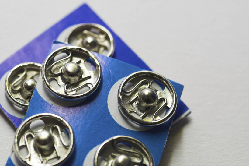 无人,横图,俯视,室内,特写,白天,静物,金属制品,一堆,许多,阴影,堆叠,堆积,灰色背景,反射,金属,影子,纸张,很多,纽扣,扣子,蓝色,摄影,影棚,堆,钮扣,彩图,高角度拍摄,影棚拍摄,拍摄,按扣,嵌钮,子母扣