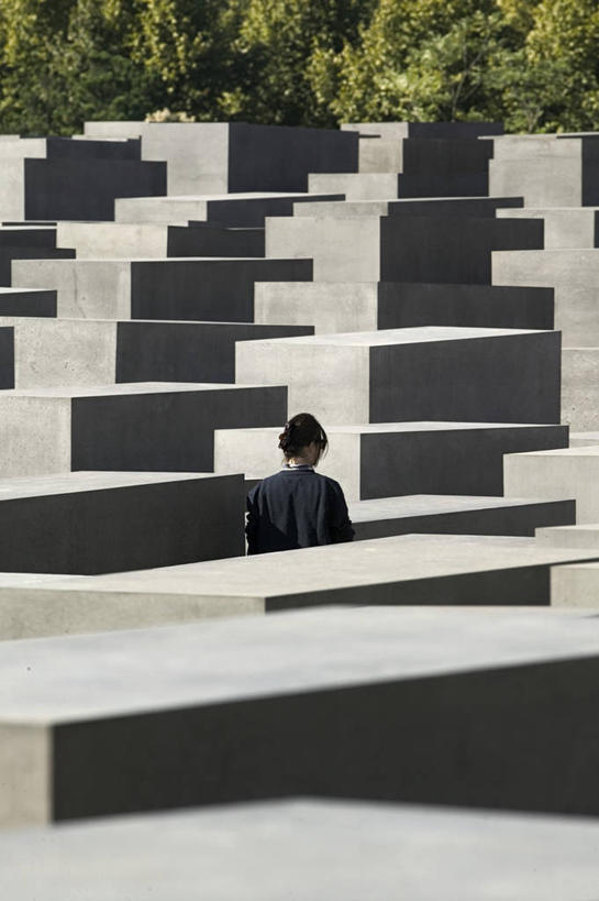 西方人,一个人,站,竖图,俯视,室外,白天,树林,植物,德国,欧洲,欧洲人,仅一个男性,仅一个人,服装,首都,注视,休闲装,柏林,树,树木,仅一个年轻男性,衣服,绿色,自然,观察,看,站着,休闲,墓地,休闲服,服饰,生长,成长,观看,察看,坟墓,陵墓,西欧,关注,坟场,德意志联邦共和国,柏林州,欧洲被害犹太人纪念碑,犹太人大屠杀纪念碑群,男人,男性,年轻男性,白种人,站立,半身,彩图,高角度拍摄