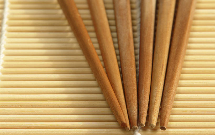 无人,横图,俯视,室内,特写,白天,筷子,静物,餐具,一排,许多,阴影,整齐,反射,木制,影子,褐色,很多,文化,传统,排列,木制品,礼节,队列,礼仪,进餐用具,彩图,高角度拍摄