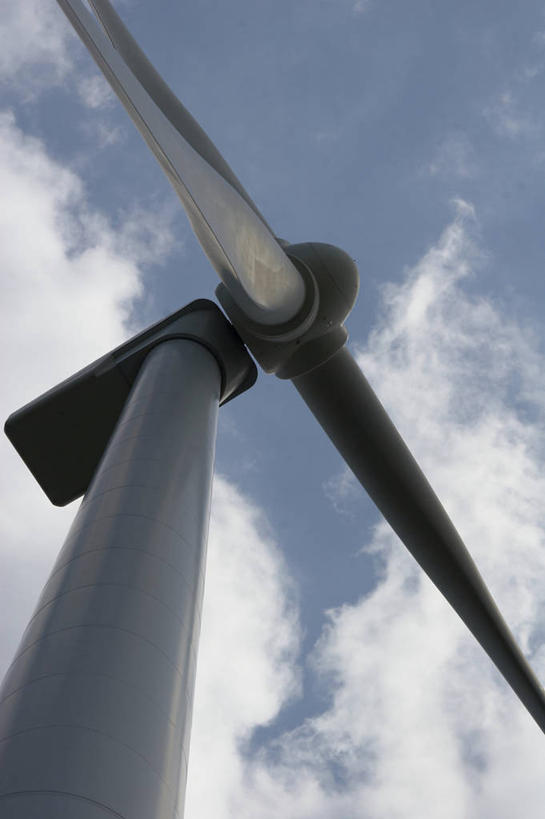 无人,竖图,室外,特写,白天,仰视,农业,风能,风力发电机,风车,阴影,环保,电力,光线,影子,云,云朵,云彩,设备,蓝色,白云,蓝天,天空,阳光,天,发电,机械,工业,能源,晴朗,资源,风力机,利用,低碳,风力发电,风力涡轮机,晴空,彩图,低角度拍摄