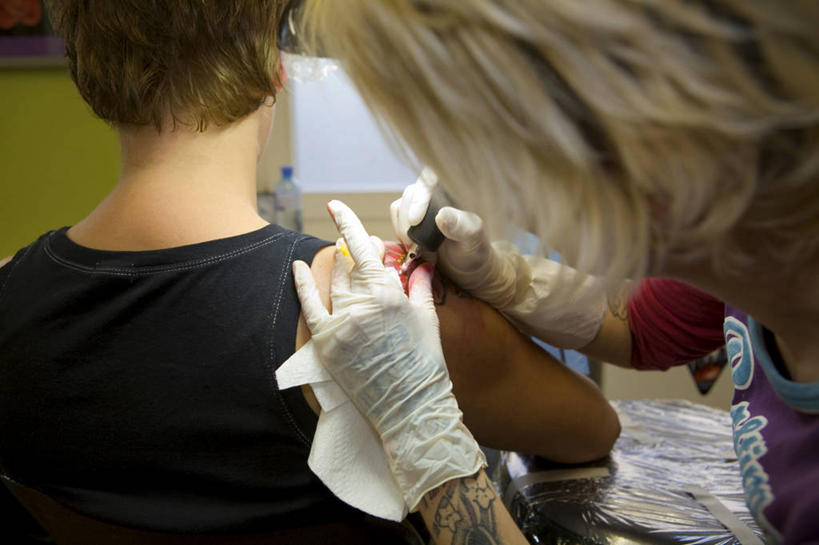 西方人,两个人,坐,横图,室外,白天,时尚,机器,草地,草坪,植物,桌面,桌子,椅子,金属制品,欧洲,欧洲人,握,阴影,服装,光线,金属,木制,工具,器材,影子,木桌,拿,拿着,扭头,休闲装,文化,纹身,顾客,草,背面,衣服,绿色,阳光,木制品,手套,转头,休闲,休闲服,机械,橡胶,个性,握着,服饰,信仰,刺青,追求,橡胶手套,想象,橡胶制品,医用手套,文身,勇气,崇拜,张扬,主顾,年轻女性,女人,女性,中年女性,白种人,坐着,半身,彩图,纹身枪,木桌子