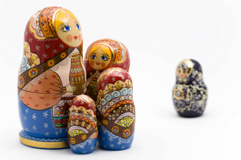 西方人,无人,站,笑,微笑,露齿笑,横图,室内,特写,白天,白色背景,正面,民族服装,爱情,游戏,静物,玩具,欧洲,欧洲人,五个,五个人,许多,握,艺术,装饰,木制,罐子,头巾,陶瓷,陶瓷制品,许多人,拿,玩,拿着,注视,文化,娱乐,木制品,瓶子,观察,看,站着,一群人,休闲,益智,握着,摄影,影棚,观看,活动,华丽,修饰,点缀,察看,空心,发泄,关注,消遣,智力,亲情,套娃,俄罗斯套娃,宣泄,衬托,美观,雅致,雅观,思念,年轻女性,女人,女性,白种人,玩耍,嬉戏,站立,彩图,全身,影棚拍摄,传统服装,民俗服,拍摄,俄罗斯文化