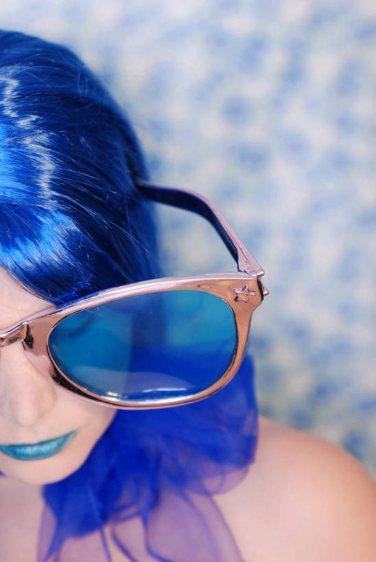 西方人,脸,头,脸颊,头发,一个人,闭眼,竖图,俯视,室内,特写,白天,欧洲,欧洲人,仅一个年轻女性,仅一个女性,仅一个人,朦胧,模糊,装饰,纹路,假发,墨镜,丝巾,纹理,眼镜,斑点,肩膀,蓝色,背景墙,太阳镜,太阳眼镜,遮阳镜,摄影,影棚,华丽,装饰墙,点缀,毛发,肌理,衬托,美观,雅致,雅观,年轻女性,女人,女性,白种人,头部,脸部,脸蛋,面部,闭眼睛,闭着眼,闭着眼睛,半身,彩图,高角度拍摄,影棚拍摄,拍摄