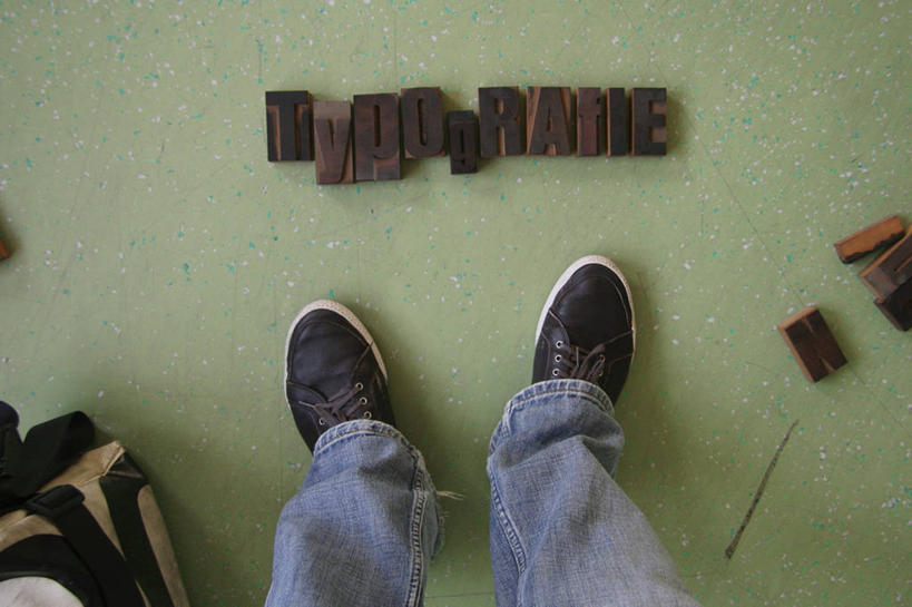 西方人,腿部,脚,脚趾甲,腿,一个人,站,横图,俯视,室内,特写,白天,欧洲,欧洲人,仅一个男性,仅一个人,一排,许多,服装,整齐,英文,标志,木材,文字,字符,字母,地面,很多,休闲装,双脚,标识,木柴,排列,仅一个年轻男性,衣服,模型,站着,休闲,休闲服,服饰,木料,英文字母,队列,男人,男性,年轻男性,白种人,脚指甲,站立,半身,彩图,高角度拍摄