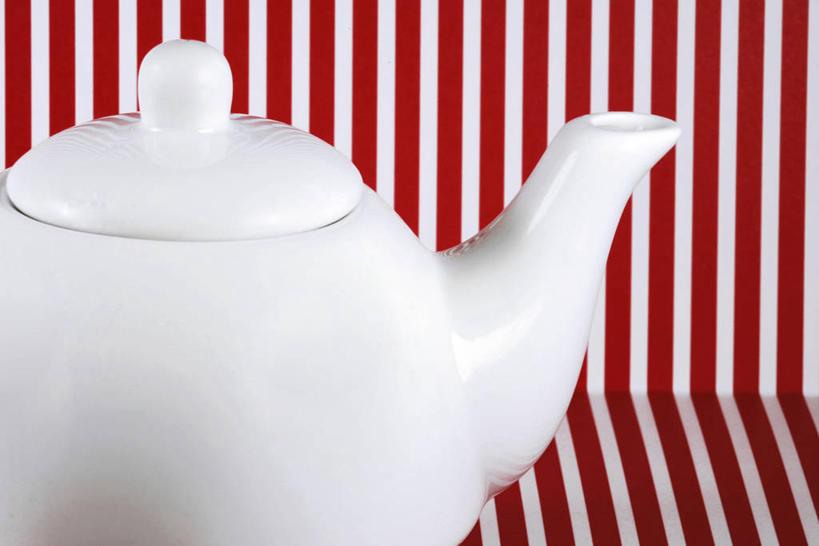 无人,横图,室内,特写,白天,正面,静物,阴影,条纹,反射,布料,壶,影子,陶瓷,陶瓷制品,布纹,水壶,桌布,一个,红色,白色,餐巾,茶壶,容器,台布,单个,餐桌布,彩图