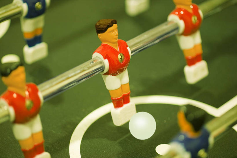 无人,横图,俯视,室内,特写,白天,锻炼,游戏,运动,足球,静物,雕塑,一排,朦胧,模糊,艺术,整齐,装饰,雕刻,雕像,玩,娱乐,排列,工艺品,休闲,活动,纪念,美术,队列,发泄,消遣,智力,主题,陈列,桌式足球,桌上足球,功能,美学,宣泄,体育,玩耍,嬉戏,彩图,高角度拍摄,健身