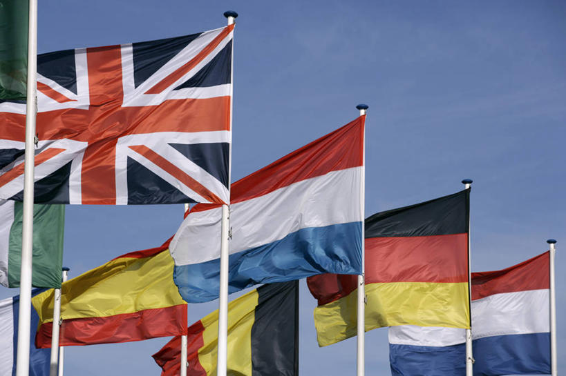 无人,横图,室外,白天,仰视,旗帜,国旗,许多,阴影,飘扬,光线,影子,云,云朵,很多,云彩,蓝色,白云,蓝天,天空,阳光,天,晴朗,飘逸,飞扬,旗,晴空,彩图,低角度拍摄,万国旗