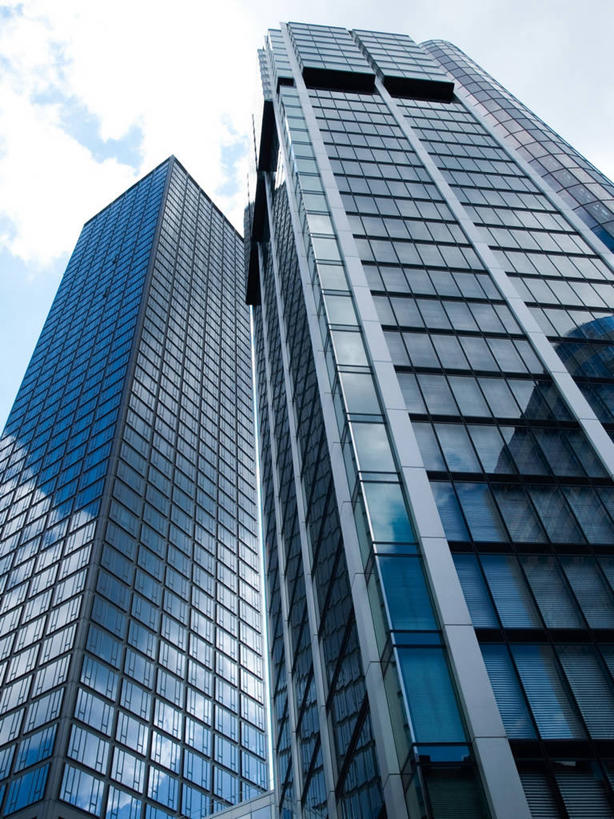 无人,高楼大厦,竖图,室外,白天,仰视,旅游,度假,窗户,落地窗,标志建筑,大厦,地标,建筑,摩天大楼,德国,欧洲,阴影,光线,影子,云,云朵,云彩,娱乐,建设,玻璃窗,蓝色,白云,蓝天,天空,阳光,天,享受,休闲,旅游胜地,放松,晴朗,西欧,德意志联邦共和国,法兰克福,法兰克福市,黑森州,晴空,彩图,低角度拍摄,大楼,高层建筑,高楼,摩天楼,德意志银行