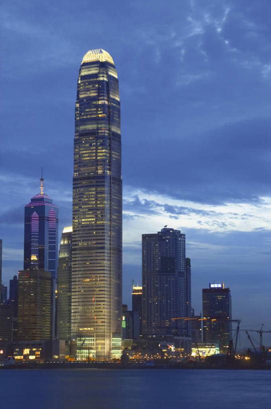 无人,高楼大厦,竖图,室外,夜晚,仰视,度假,海浪,海洋,美景,城市风光,城市,大厦,建筑,摩天大楼,夜景,香港,中国,亚洲,阴影,光线,影子,景观,浪花,灯光,娱乐,建设,维多利亚港,海水,享受,休闲,景色,放松,港,海景,东亚,香港特别行政区,港澳台,中华人民共和国,维港,大海,风浪,海,海水的波动,近岸浪,涌浪,彩图,低角度拍摄,大楼,高层建筑,高楼,摩天楼