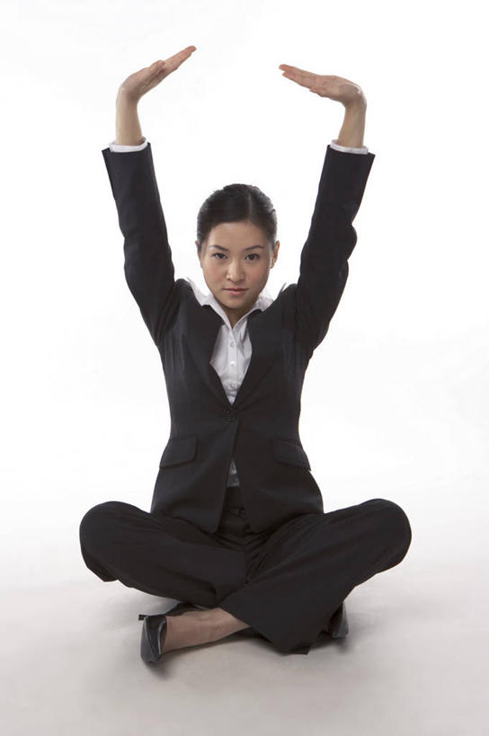 东方人,一个人,商务人士,商务女性,坐,举,盘腿,竖图,室内,白天,白色背景,正面,锻炼,瑜伽,运动,亚洲,仅一个年轻女性,仅一个女性,仅一个人,套装,注视,黄种人,观察,看,托,养生,摄影,影棚,观看,察看,关注,商务装,工薪阶层,树式,体育,年轻女性,女人,女性,亚洲人,白领,上班族,举起,举手,举着,盘腿而坐,盘膝,盘着腿的,盘着腿坐,双腿交叉,向上举,向上伸,向上托,坐着,彩图,全身,影棚拍摄,健身,拍摄